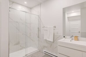Dusche, Haartrockner, Handtücher