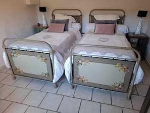 2 bedrooms, iron/ironing board, WiFi, bed sheets - Renovated Farm House Bed  breakfast close to Macon (Grièges)