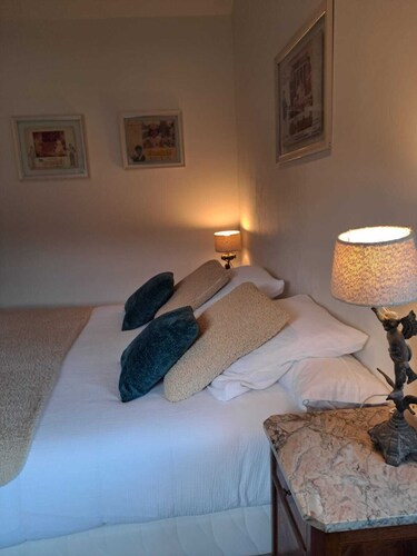 Renovated Farm House Bed  breakfast close to Macon