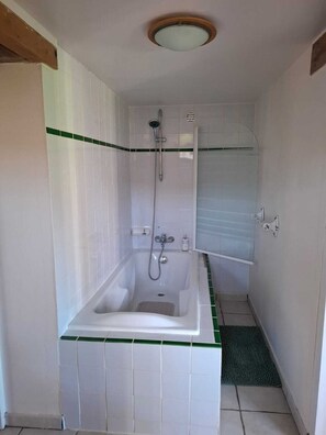Haartrockner, Handtücher, Seife, Toilettenpapier