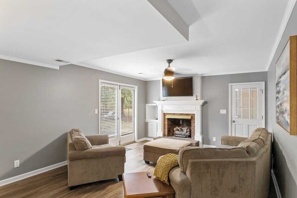 Télévision, cheminée, espaces bureaux