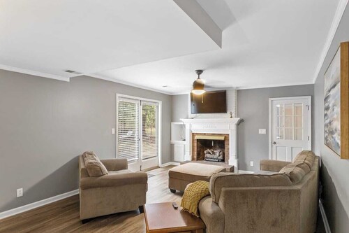 Pet Friendly Fenced In 4 BDRM 3 BA DT Cary Home