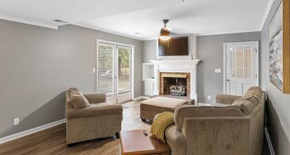 Pet Friendly Fenced In 4 BDRM 3 BA DT Cary Home
