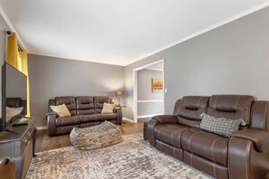 Télévision, cheminée, espaces bureaux