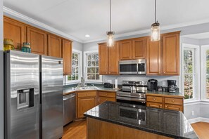 Refrigerador, microondas, horno y parrilla de estufa 