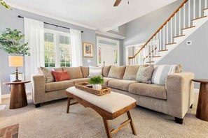 Televisión, chimenea y oficina 