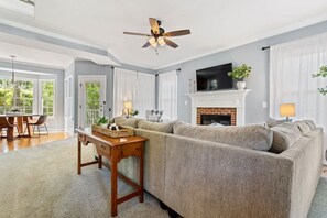 Televisión, chimenea y oficina 