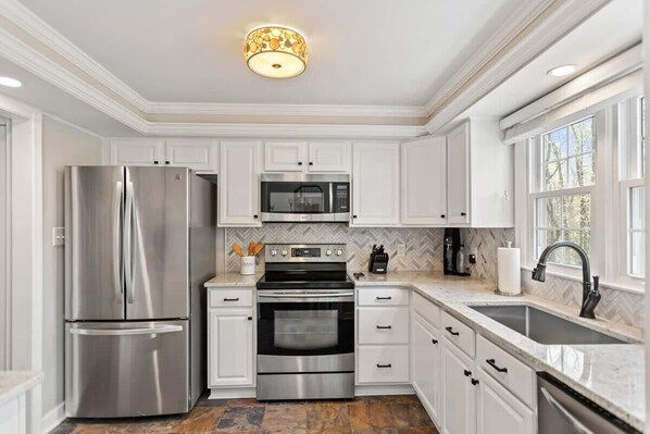 Fridge, microwave, oven, stovetop - Upscale|Dog Friendly|PNC|NC State|Fenton (Cary)
