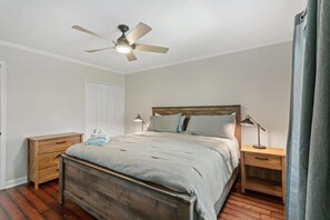 3 bedrooms, desk, iron/ironing board, travel cot - Upscale|Dog Friendly|PNC|NC State|Fenton (Cary)