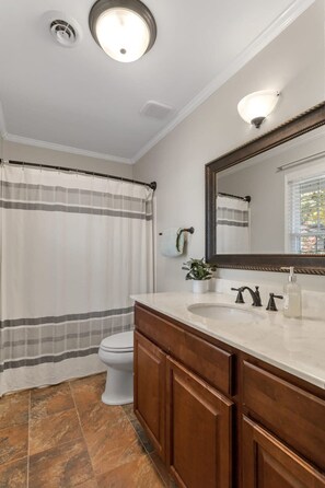 Shower, hair dryer, towels - Upscale|Dog Friendly|PNC|NC State|Fenton (Cary)