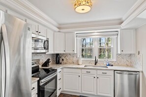 Fridge, microwave, oven, stovetop - Upscale|Dog Friendly|PNC|NC State|Fenton (Cary)