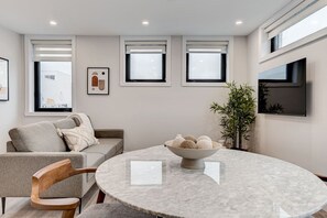 Interior - 2BR LOFT with private terrace- Plaza St-Hubert (Montréal)