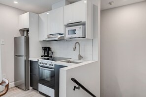 Refrigerador, microondas, horno y parrilla de estufa 