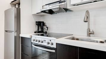 Refrigerador, microondas, horno y parrilla de estufa