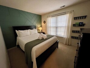 2 bedrooms, desk, iron/ironing board, WiFi - Fenced In|Pet Friendly|King Bed|Heart of Cary (Cary)