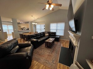 Een televisie en een kantoor