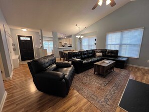 Een televisie en een kantoor