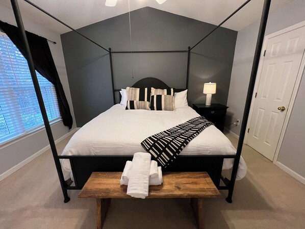 2 slaapkamers, een bureau, een strijkplank/strijkijzer, wifi