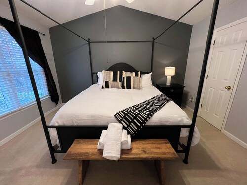 Fenced In|Pet Friendly|King Bed|Heart of Cary