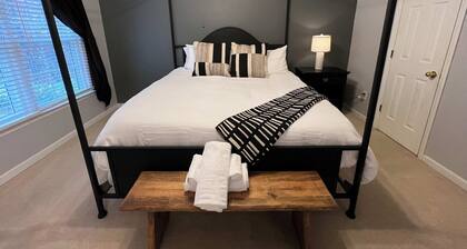 Fenced In|Pet Friendly|King Bed|Heart of Cary