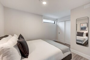 2 habitaciones, tabla de planchar con plancha y cuna de viaje