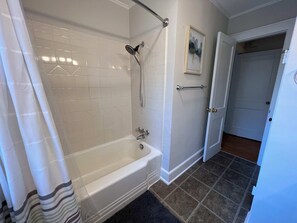 Douche, sèche-cheveux, serviettes fournies