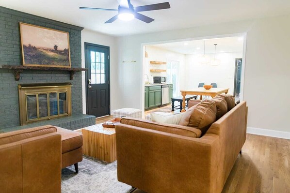 تلفزيون، مدفأة، مكتب، شاشة كمبيوتر