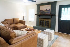 تلفزيون، مدفأة، مكتب، شاشة كمبيوتر