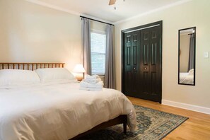 4 عدّة غرف نوم ومكتب ومكواة/لوح كي وسرير سفر