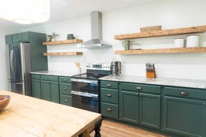 ثلاجة، ميكروويف، فرن، موقد طهي مسطح