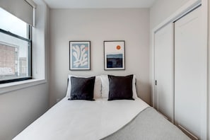 2 bedrooms, desk, iron/ironing board, free WiFi - ZEN 2BDR APT with rooftop terrace -Plaza St-Hubert (Montréal)