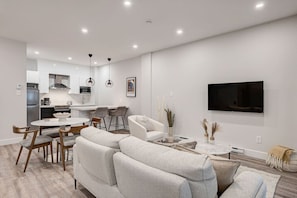 Smart TV - ZEN 2BDR APT with rooftop terrace -Plaza St-Hubert (Montréal)