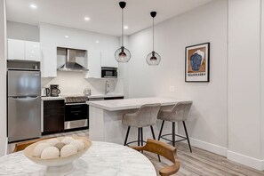 Fridge, microwave, oven, stovetop - ZEN 2BDR APT with rooftop terrace -Plaza St-Hubert (Montréal)
