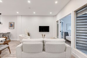 Smart TV - ZEN 2BDR APT with rooftop terrace -Plaza St-Hubert (Montréal)