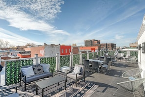 Outdoor dining - ZEN 2BDR APT with rooftop terrace -Plaza St-Hubert (Montréal)