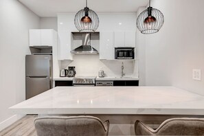 Frigorífico, microondas, horno y placa de cocina