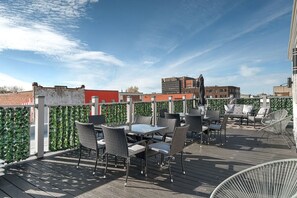 Outdoor dining - ZEN 2BDR APT with rooftop terrace -Plaza St-Hubert (Montréal)