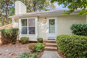 Exterior detail - Upscale Raleigh Retreat | Pet-Friendly | Back Deck (Raleigh)