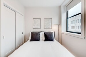 2 soverom, skrivebord, strykejern/-brett og wi-fi (inkludert)