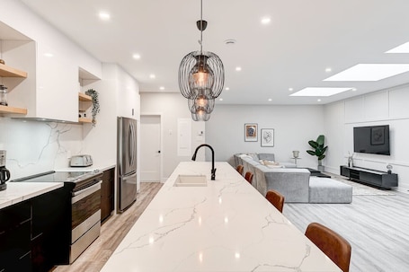 Fridge, microwave, oven, stovetop. 1387 SQFT APT with rooftop terrace-Plaza St-Hubert
