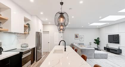 1387 SQFT APT with rooftop terrace-Plaza St-Hubert