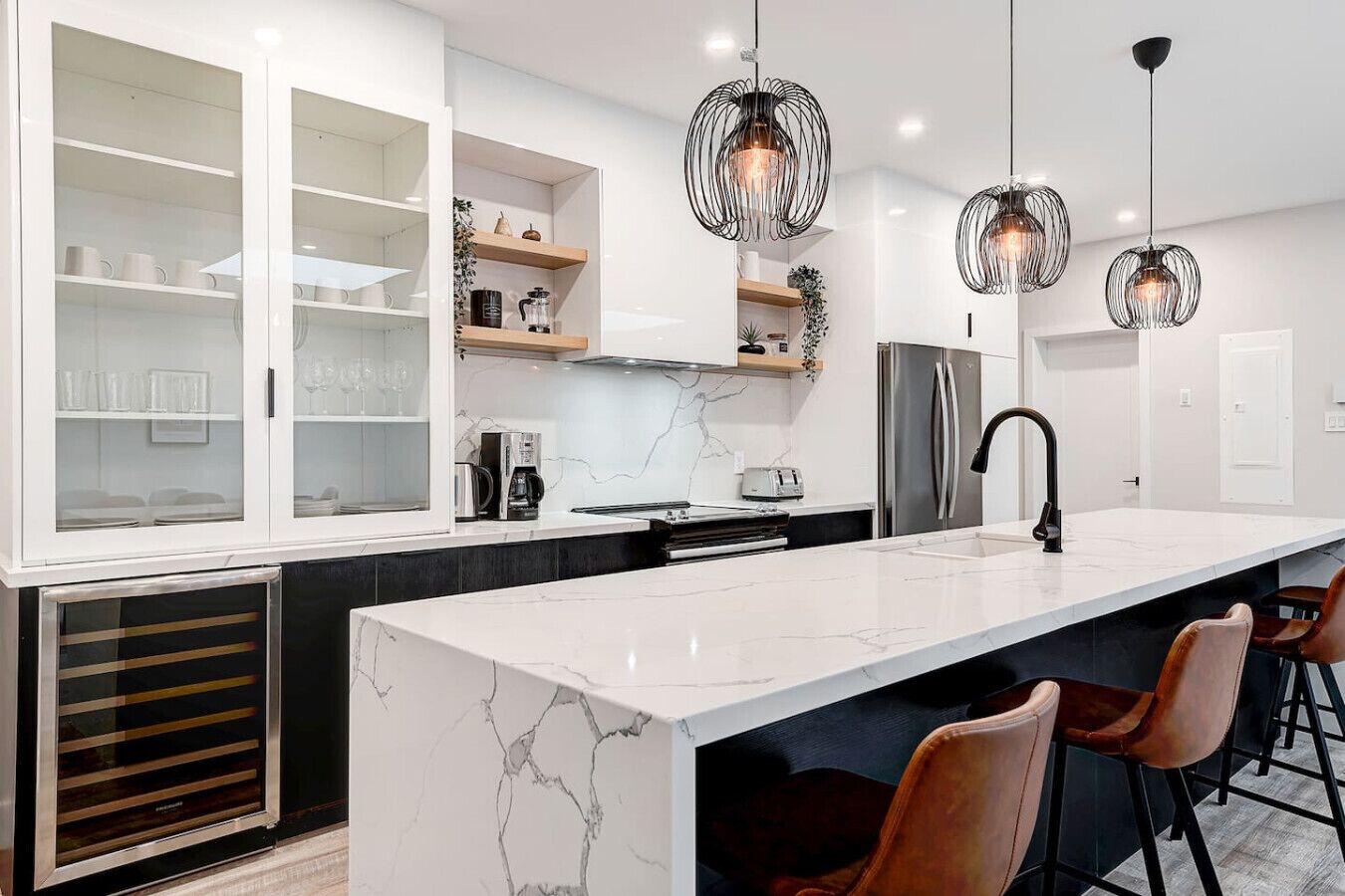 Réfrigérateur, micro-ondes, four, plaque de cuisson