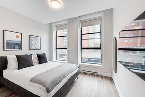 2 bedrooms, iron/ironing board, travel cot, free WiFi - Stylish 2BR - with rooftop terrace Plaza St-Hubert (Montréal)