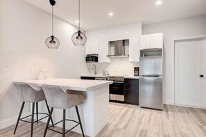 Fridge, microwave, oven, stovetop - Stylish 2BR - with rooftop terrace Plaza St-Hubert (Montréal)