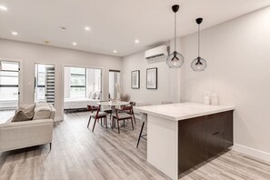 Dining - Stylish 2BR - with rooftop terrace Plaza St-Hubert (Montréal)