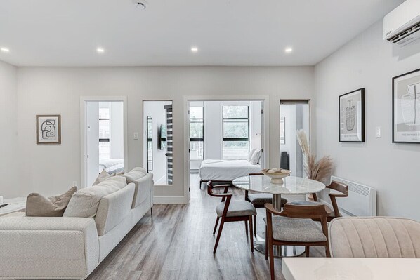 Smart TV - Stylish 2BR - with rooftop terrace Plaza St-Hubert (Montréal)