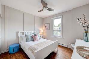 2 dormitorios, escritorio, tabla de planchar con plancha y cuna de viaje