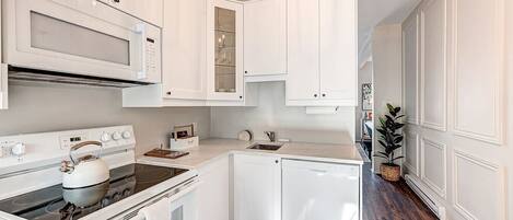 Refrigerador, microondas, horno y parrilla de estufa