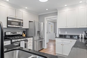 Kjøleskap, mikrobølgeovn, ovn og kokeplater