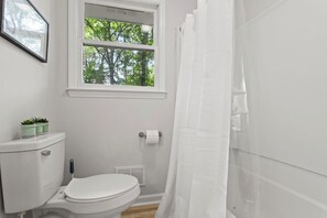 Douche, sèche-cheveux, serviettes fournies